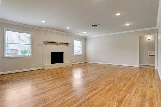 Photo - 9829 Larston St