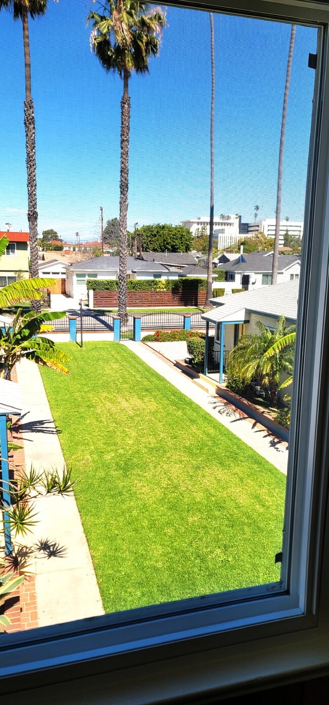 410 #4 Liv-window view 1 - 410 E 99th St Unit 4