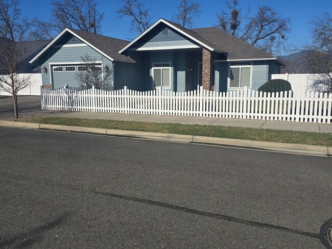 Photo - 3 bed 2 bath Home for Rent in Grants Pass