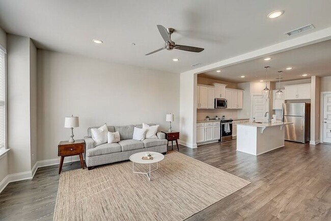 Photo - 1001 Lifford Ln