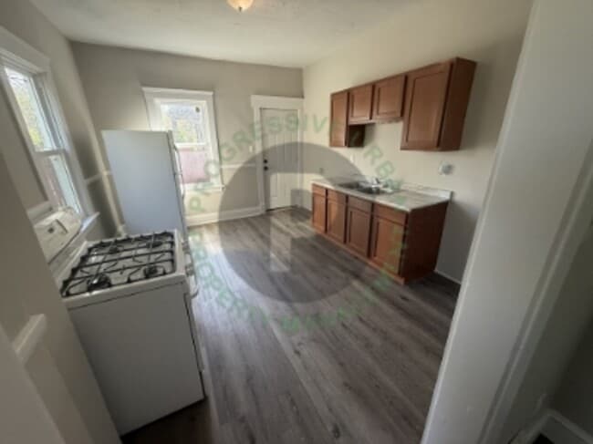 Building Photo - 10303 Sophia Ave