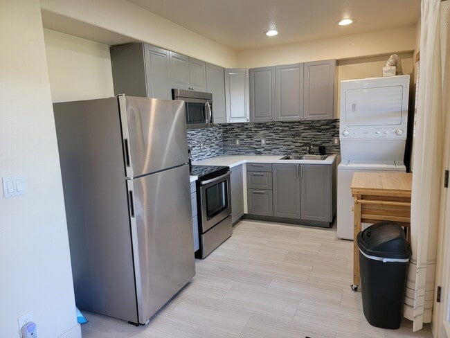 Cocina, Lavadora/Secadora - 61 W Surrey Dr Unidad Basement Apartment