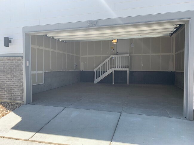 @ car grage - 2801 E 102nd Plz