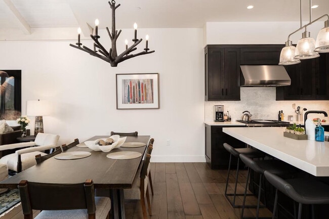 Photo - 12 Wildwood Rd W Unit ID1255679P