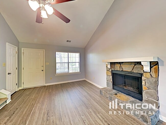 Photo - 536 Woodstone Rd