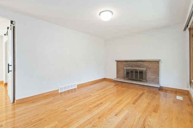 Photo - Beautiful MAIN FLOOR Komoka Apartment (house) 3 Bdrm * AVAIL NOW Unit Upper