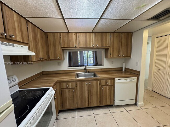 Building Photo - 10875 SW 112th Ave Unit 203