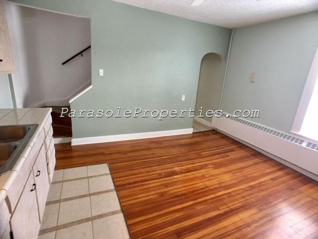 Photo - 704 Cooney St