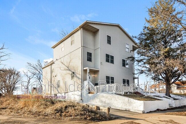 Photo - 863 Clark St N