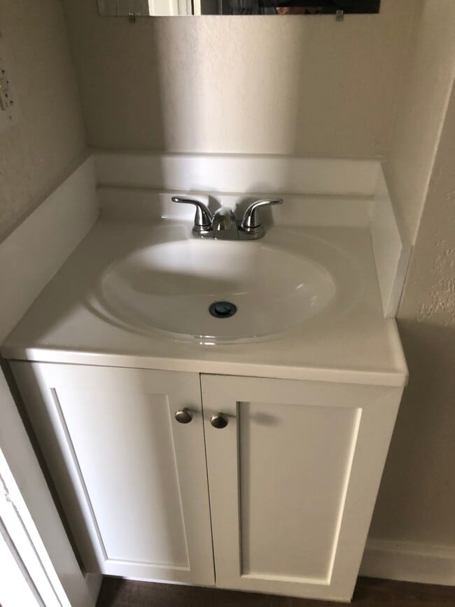 Baño - 620 W Walnut St