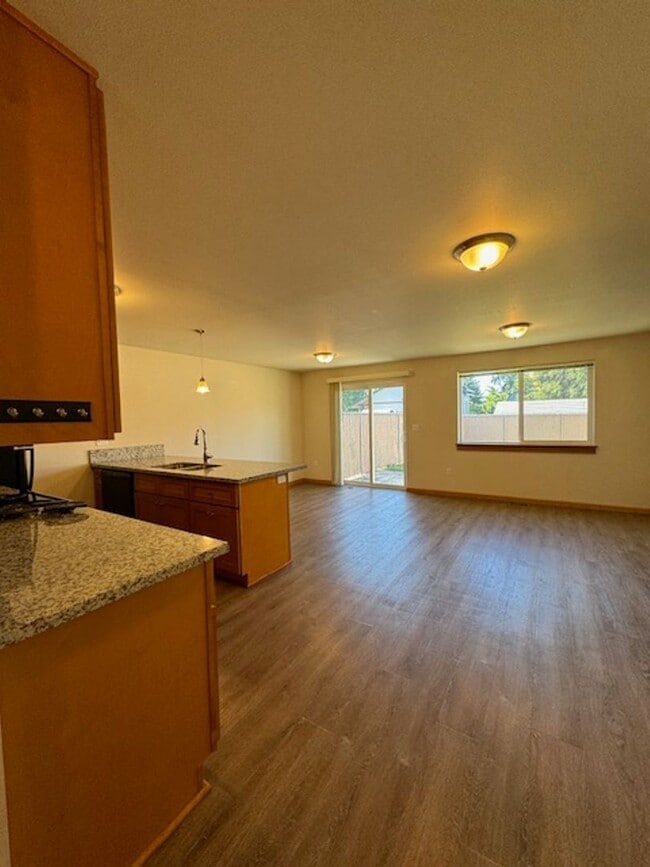 Photo - 2 Bedroom Townhouse with a fenced backyard!