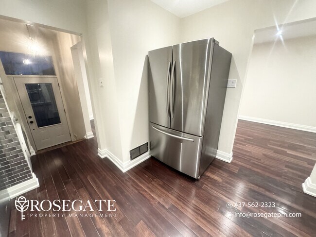 Photo - 2-Bedroom Semi-Detached Home with Backyard & 2 Parking – Pet Friendly – Mississauga Unit 1