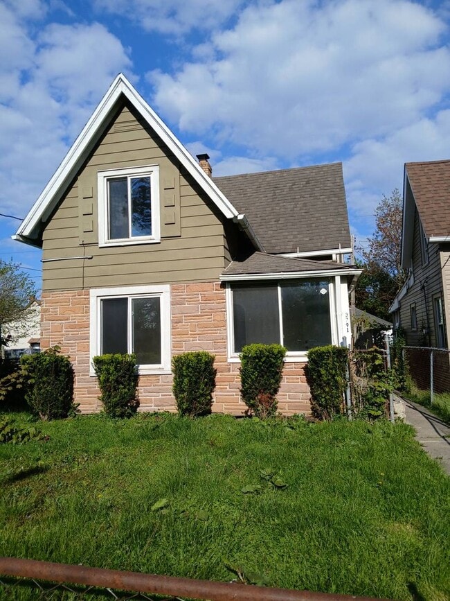 Building Photo - Newly Renovated 4BR/1BA Single-Family Home with Garage – Cleveland