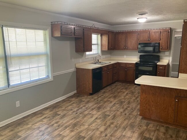 Photo - COMING SOON  3BR/21.5BA-1500 SF - Fenced yard