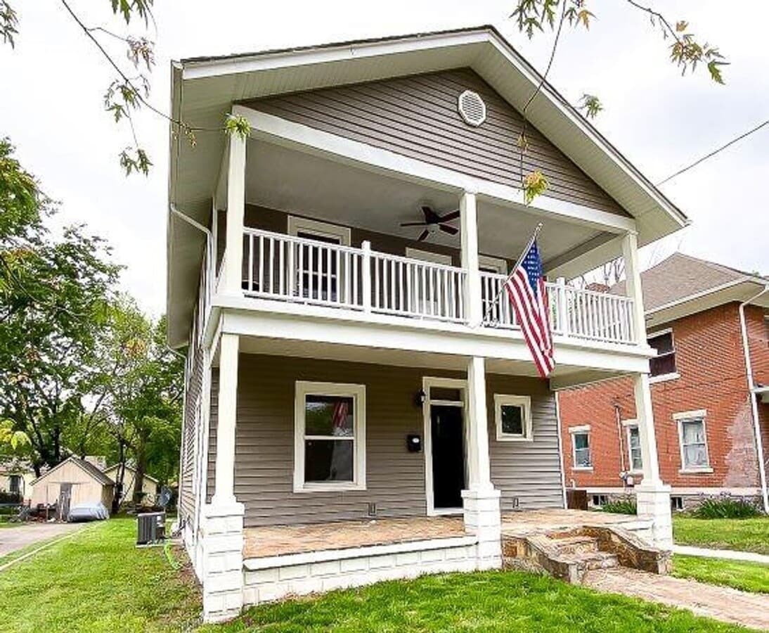 Beautiful Porch Home in Nevada, MO - Beautiful Porch Home in Nevada, MO