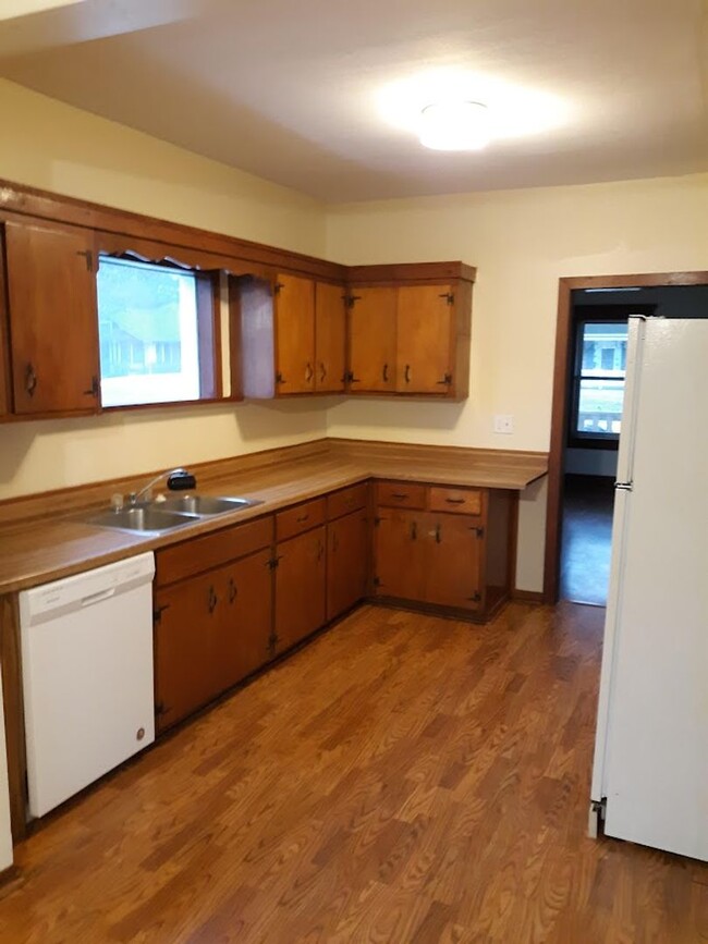 4 Bedroom House with Detached Garage - 4 Bedroom House with Detached Garage
