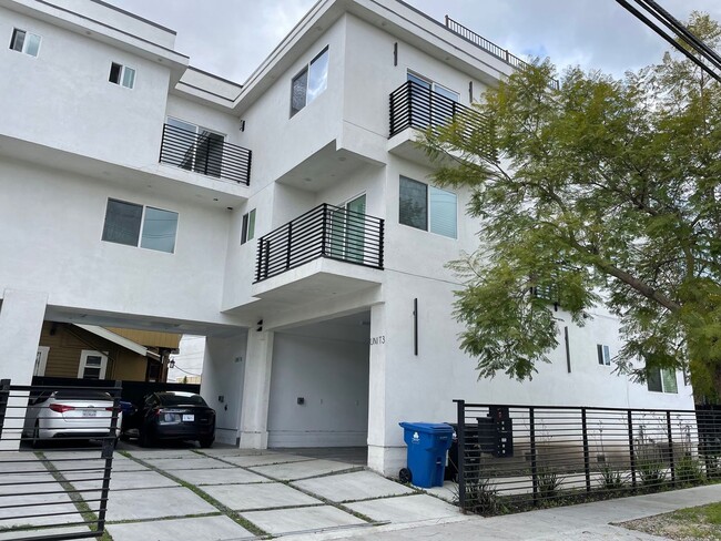 Building Photo - 341 N Kenmore Ave Unit 341 N Kenmore Rental