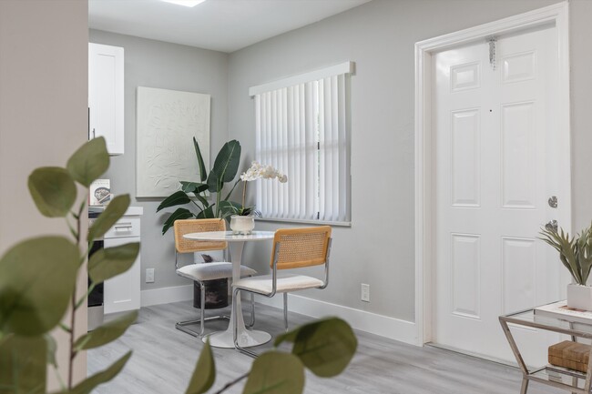 Comedor - 1350-1400 NE 5th Ter