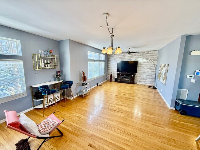 Photo - 1914 N Lotus Ave