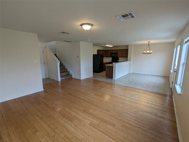 220 Quarter Ave