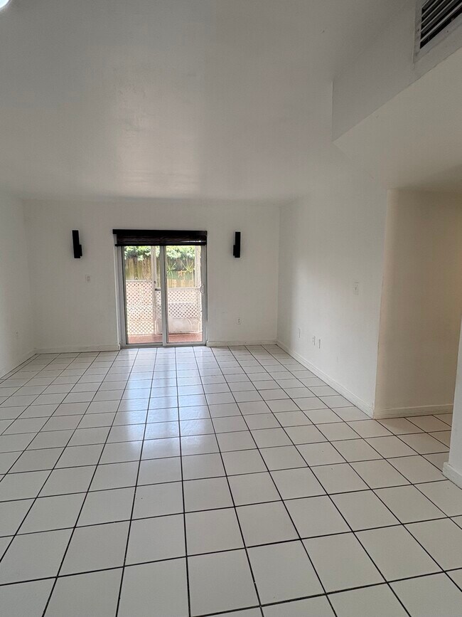 Photo - 2925 W 80th St Unidad 109