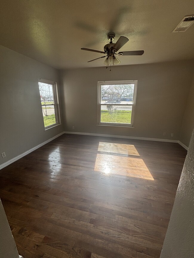 Photo - 206 E Belknap St