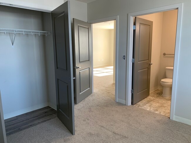 2-Bedrooms w/2-Full bathrooms