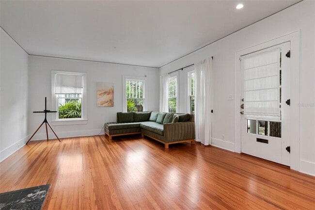 Photo - 126 8th Ave NE