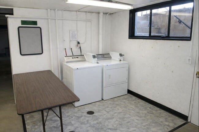 Photo - Updates, Simple Utilities, Awesome South Central Location - Maple Tree Apartments Unidad 3700 CO