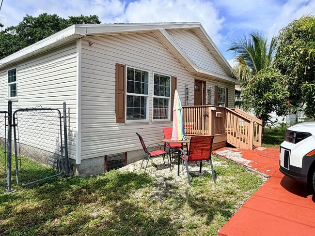 Photo - "Charming 4-Bed Oasis with 2 Baths in Prime West Palm Beach Location – 1560 Sq Ft of Comfort!"