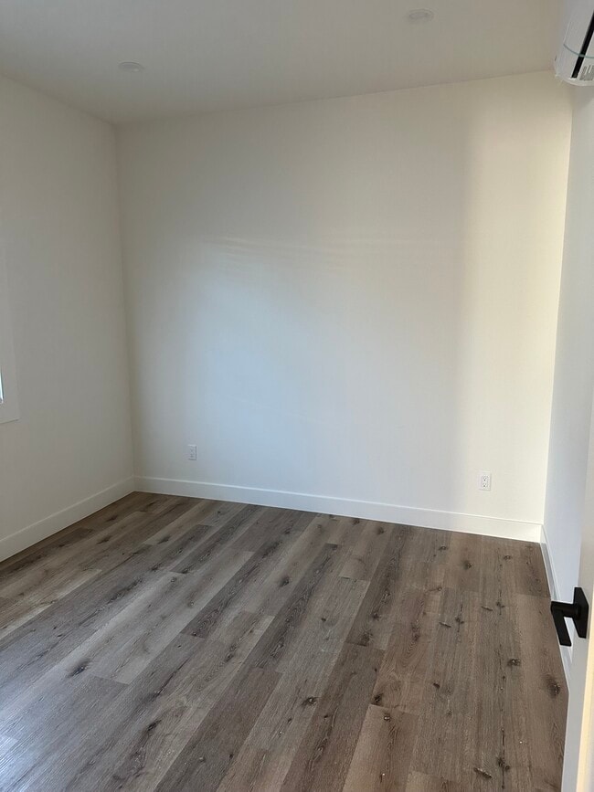 Photo - 1021 W 77th St