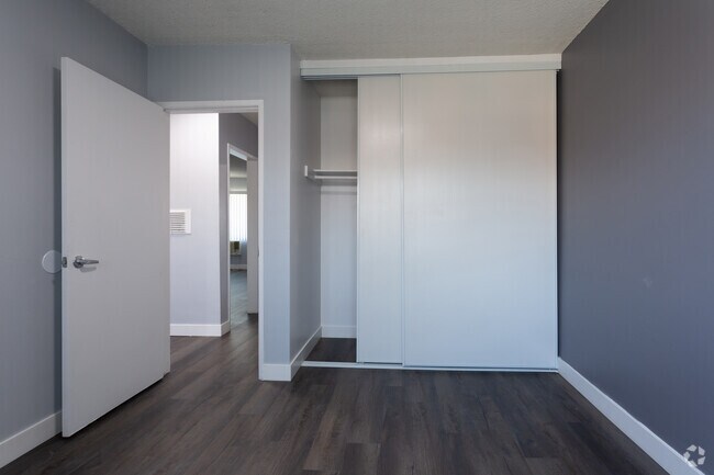 2BR, 1BA - 850 SF