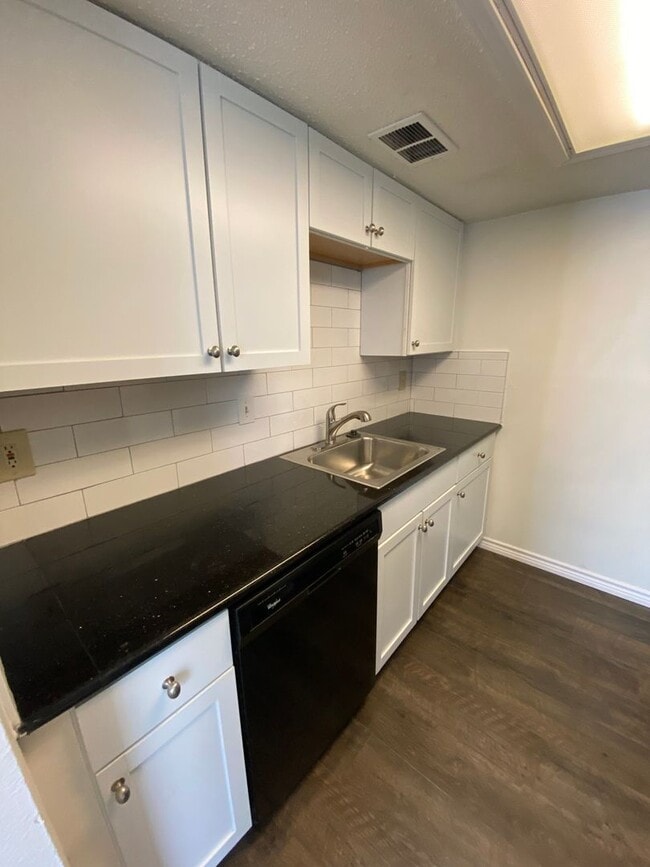 Photo - UT PRE-LEASE: 3 bed/2 bath Condo w/ Fireplace, Cathedral Ceilings in bedrooms