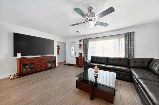 Photo - 407 Highwood Cir