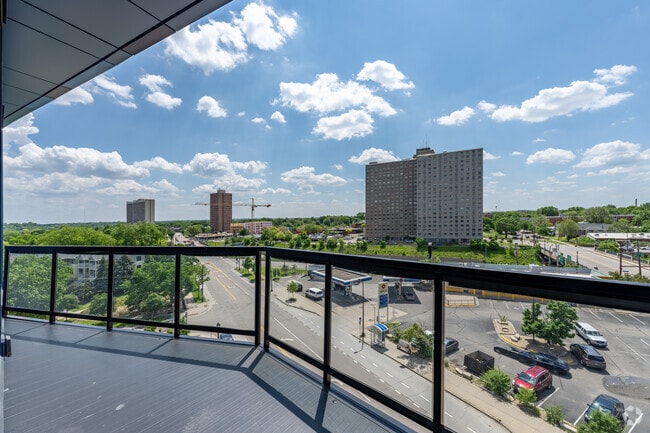 2BR, 2BA - 992SF - Balcony