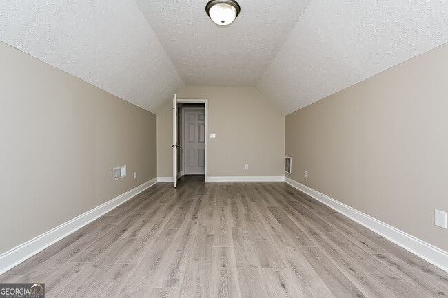 Photo - 1505 Queen Elizabeth Dr
