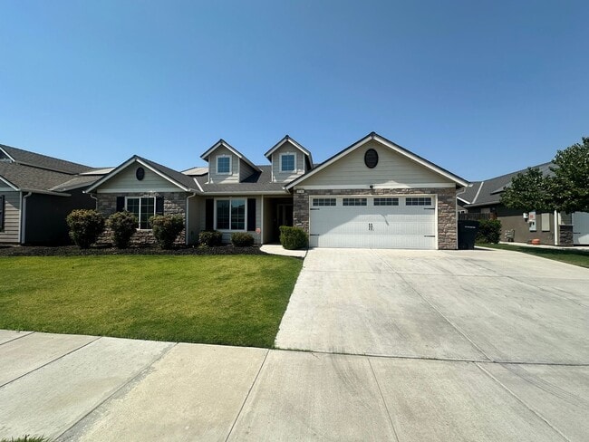 Building Photo - 4 bedroom 2 bath home in quiet Hanford neighborhood