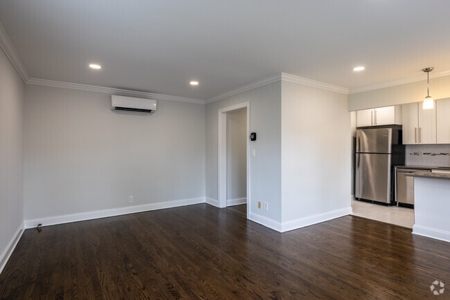1BR, 1BA +Dining Room - 650SF