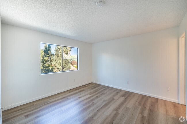 1BR, 1BA - 650SF - Bedroom