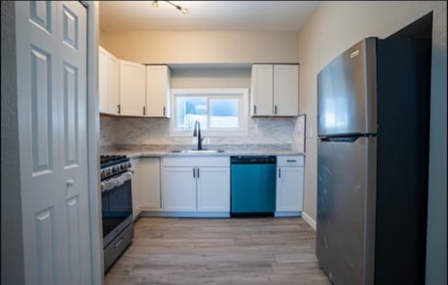 Photo - 619 W 7th St