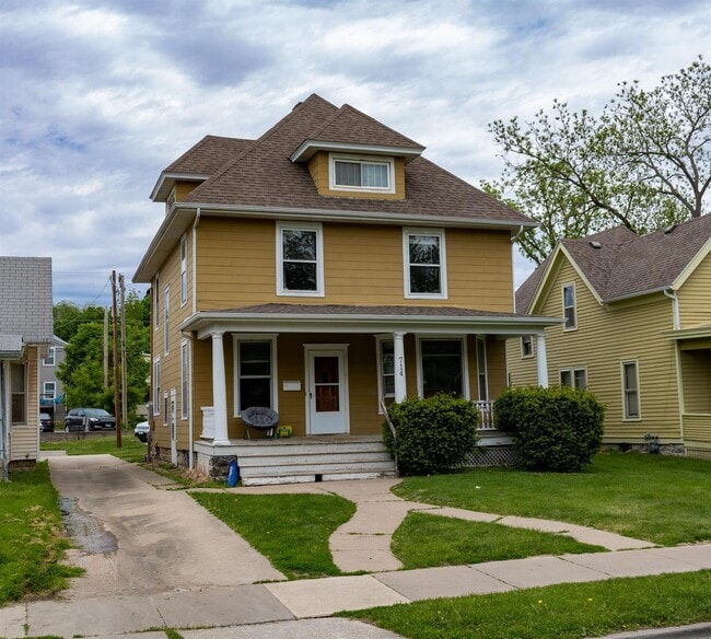 Building Photo - 714 Iowa Ave