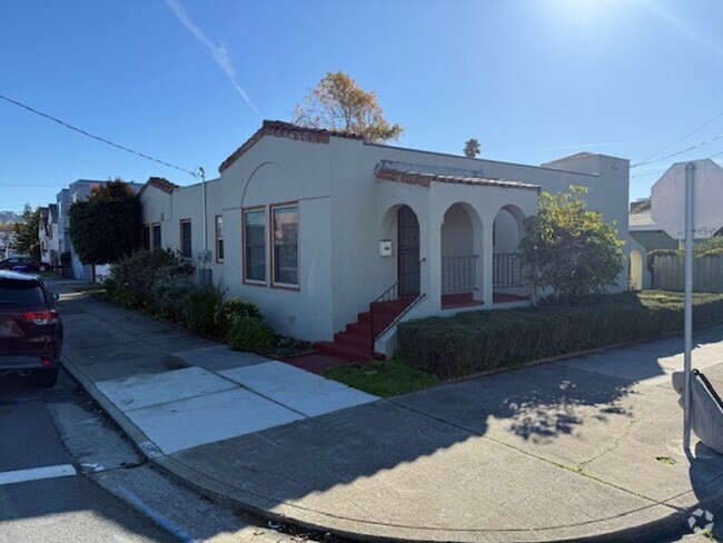 Building Photo - Updated 1-Bedroom Duplex with Lovely Priva... Rental