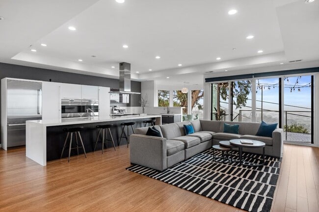 1002 Crestview Dr