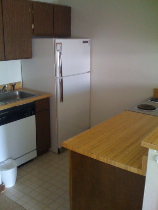 Photo - Silver Queen West Condo - Studio/1 Bath Unit on Ground Floor with Views