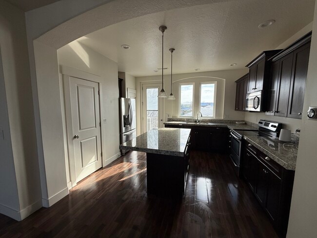 Kitchen - 4911 W Daybreak Pky