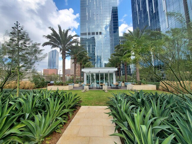 Photo - 877 Francisco St