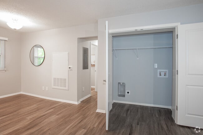 2BR, 1BA - 880SF - Laundry
