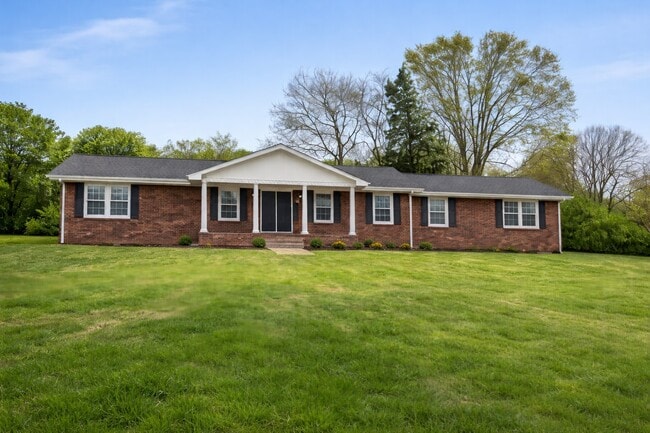 Building Photo - 124 Country Club Dr