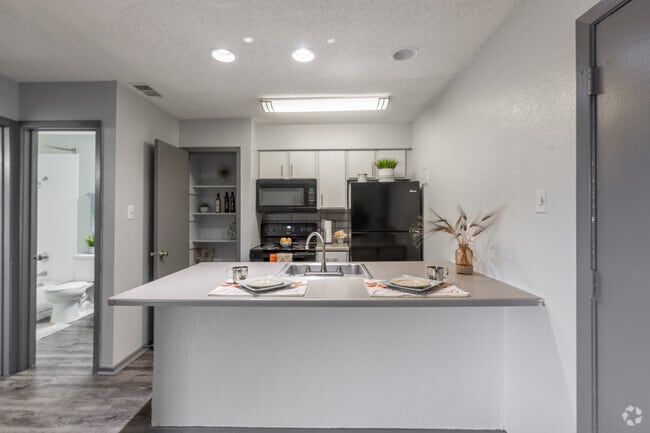 1BR, 1BA - 513SF - Dining Area - The Edge