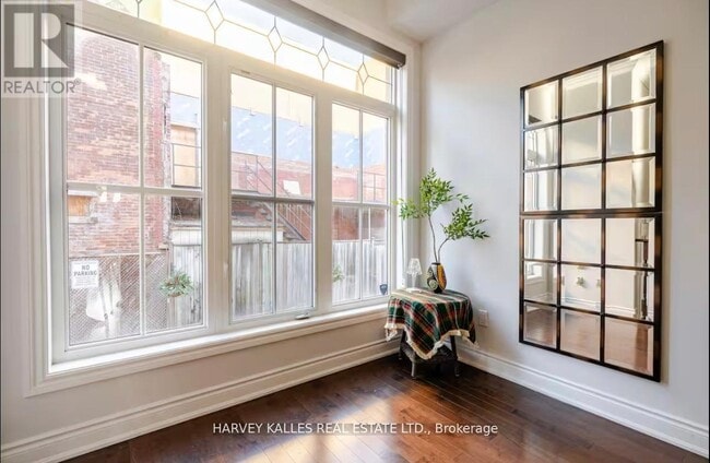 Photo - 543 C Parliament St